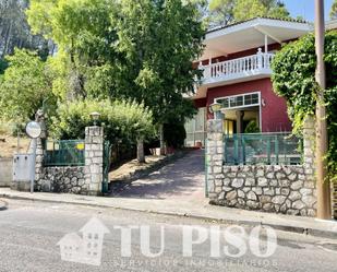 Vista exterior de Casa o xalet en venda en Guadalajara Capital amb Terrassa, Piscina i Balcó