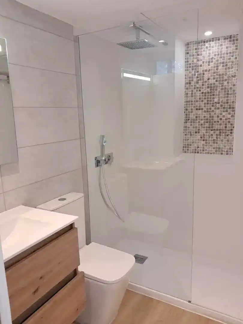 Badezimmer von Wohnung zur Miete in Marbella mit Klimaanlage und Balkon