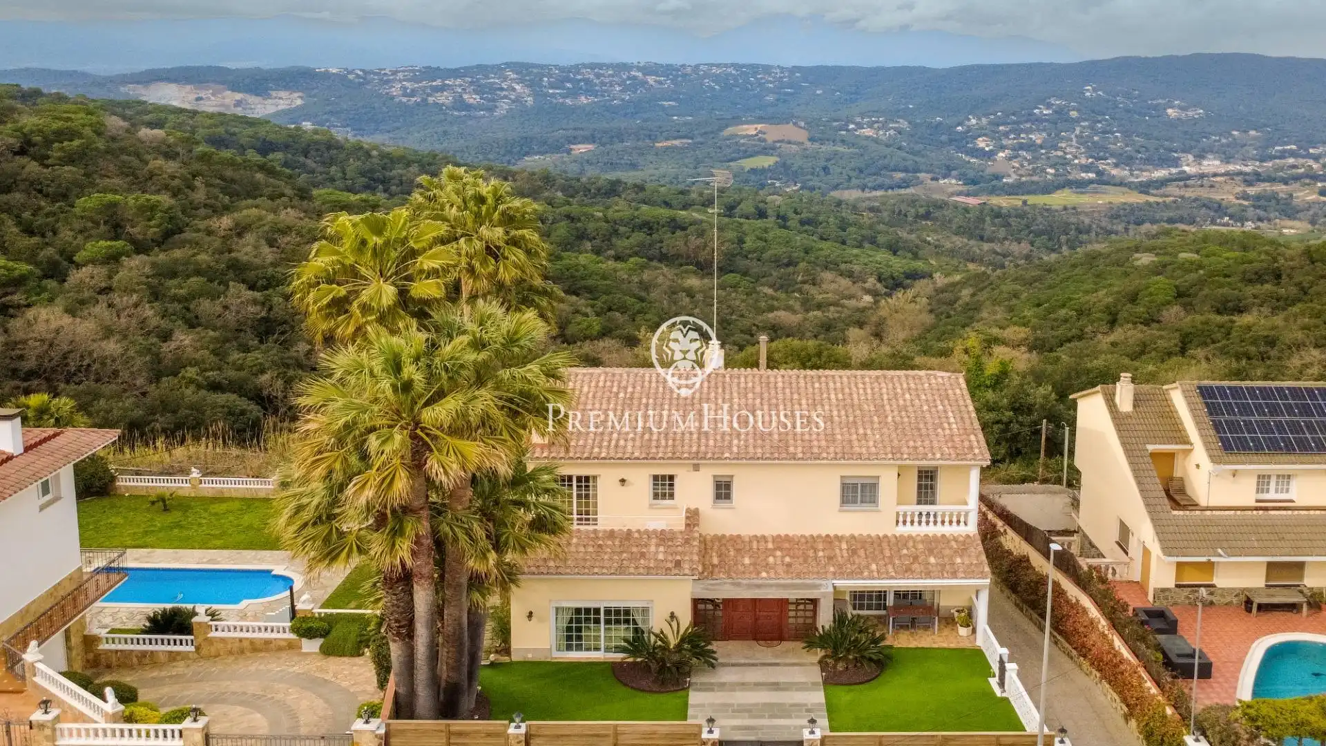 Vista exterior de Casa o xalet en venda en Mataró amb Calefacció, Jardí privat i Parquet
