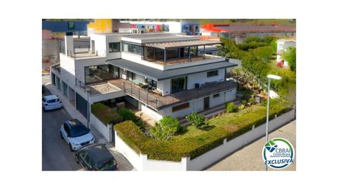 Casa unifamiliar exclusiva con ascensor, jardín y múltiples espacios independientes en Llançà, imatge 3