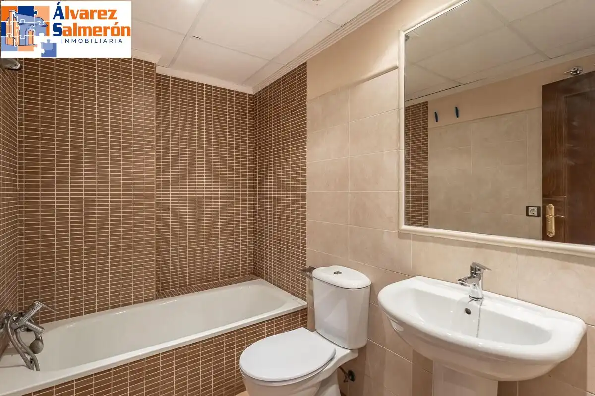 Bathroom of Flat for sale in La Zubia  with Air Conditioner and Storage room