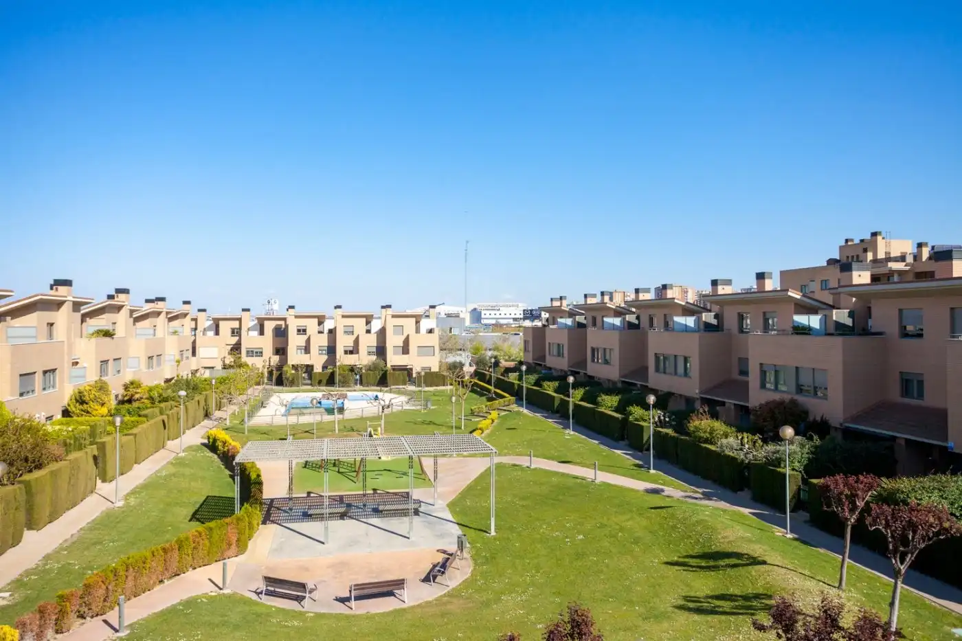 Vista exterior de Casa adosada en venta en Zaragoza con Aire acondicionado, Calefacción y Jardín privado