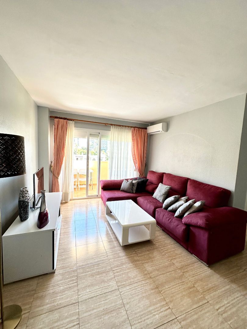 Sala d'estar de Pis de lloguer en Benalmádena amb Aire condicionat, Moblat i Piscina comunitària