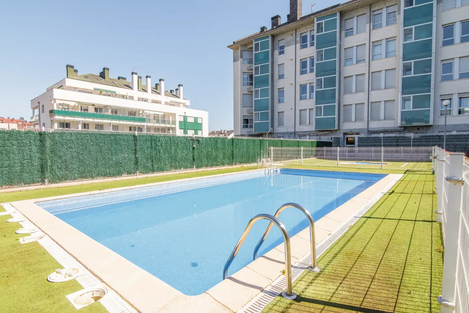 Schwimmbecken von Wohnung zum Verkauf in Gozón mit Heizung, Privatgarten und Abstellraum