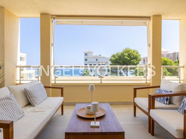 Appartamento con balcone in affitto a Calle Larissa