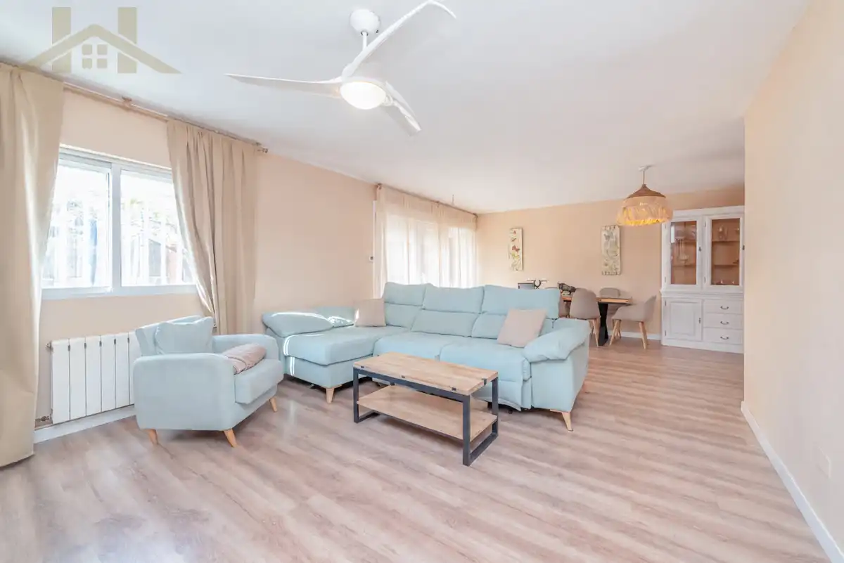 Sala de estar de Casa adosada en venta en Getafe con Aire acondicionado, Calefacción y Jardín privado