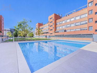 Pis amb piscina en venda a Calle de las Gardenias