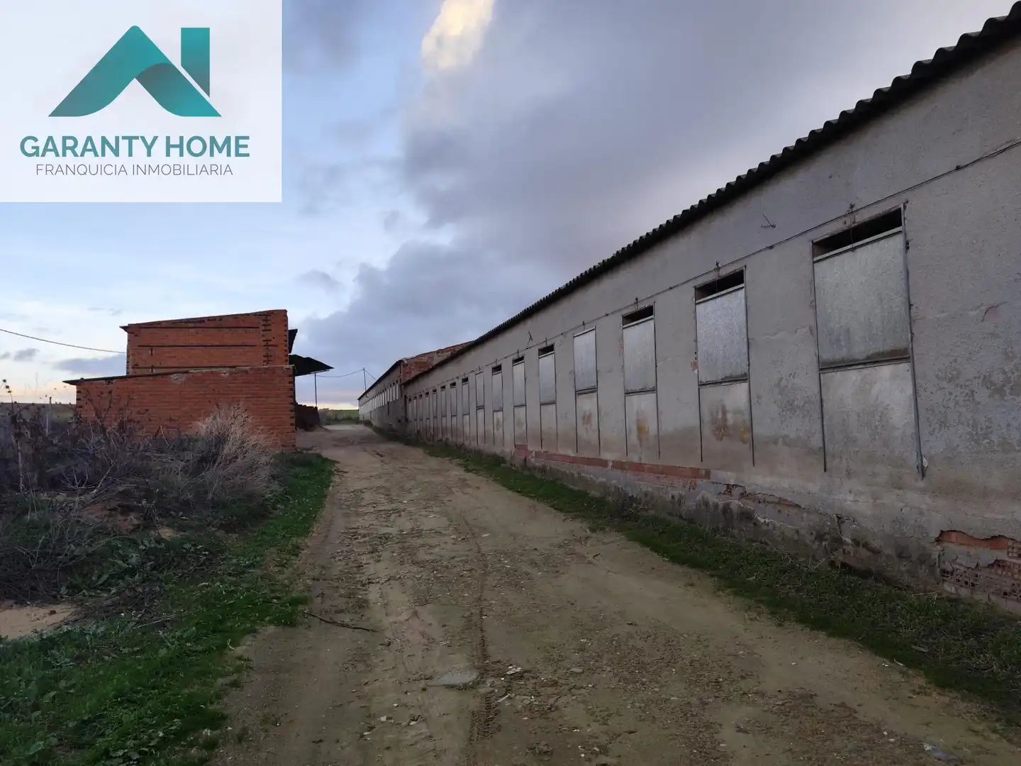 Vista exterior de Nau industrial en venda en Recas