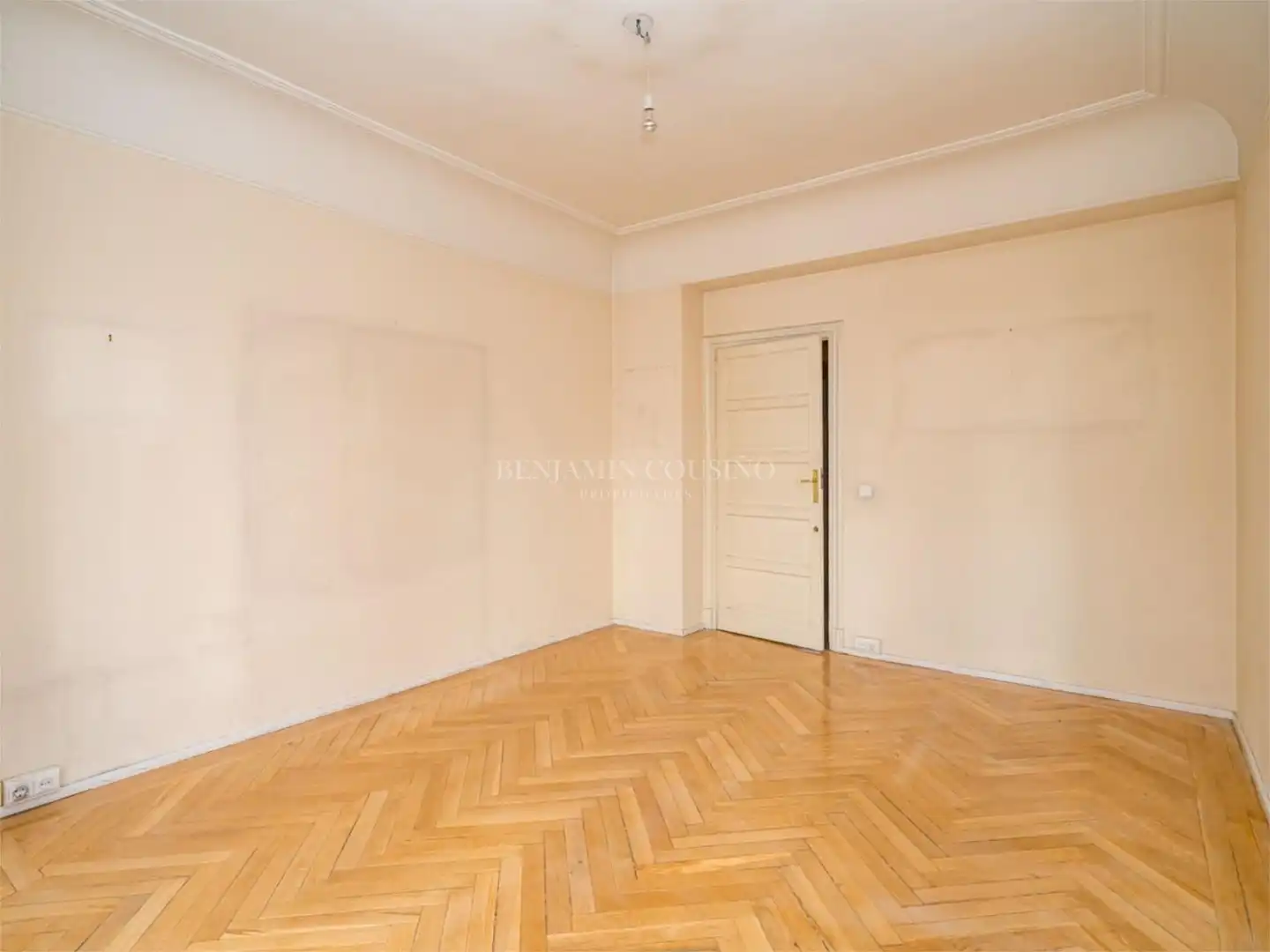 Habitación de Piso en venta en Madrid con Balcón
