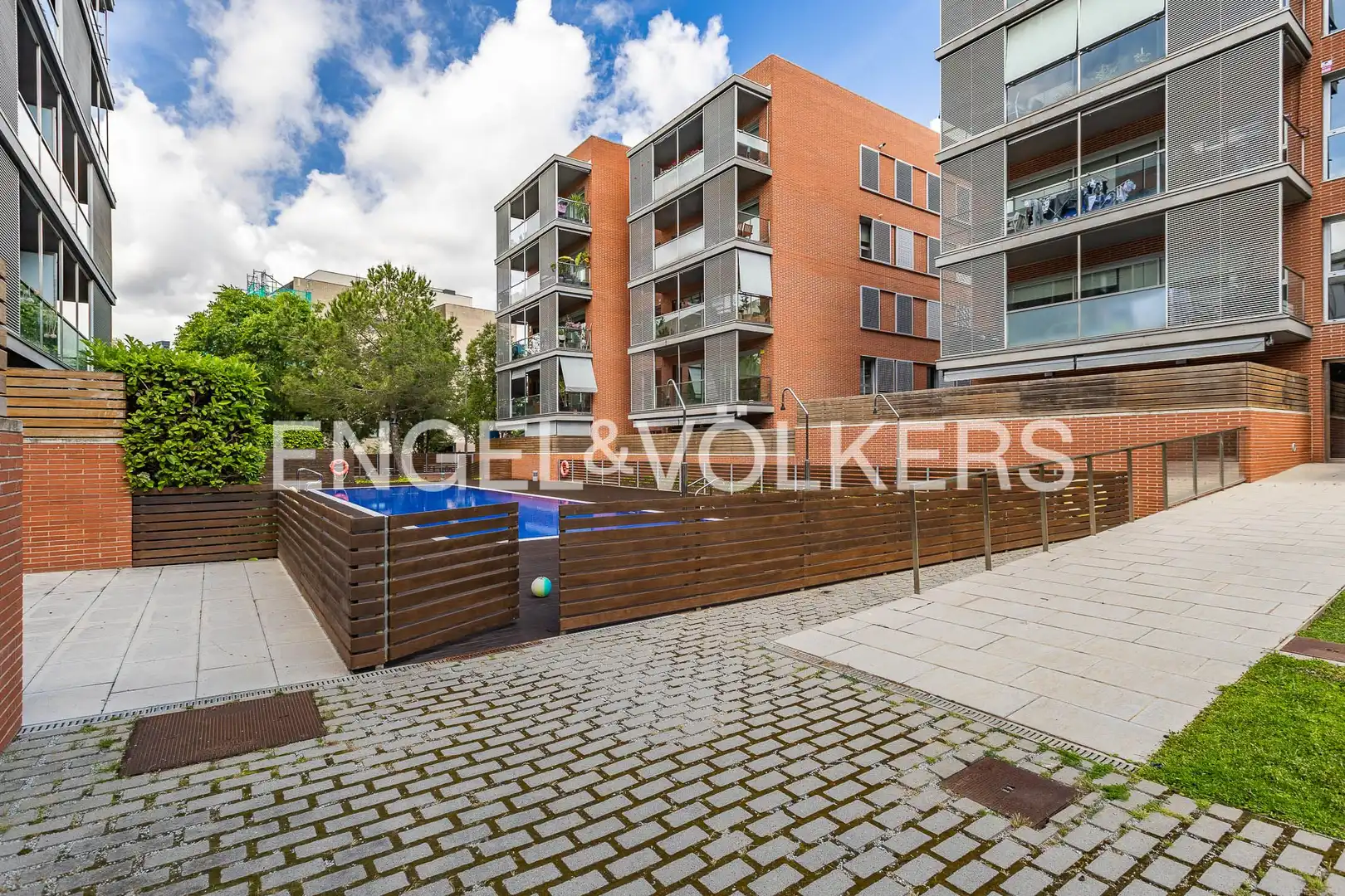 Vista exterior de Piso en venta en Sant Cugat del Vallès con Aire acondicionado, Calefacción y Jardín privado