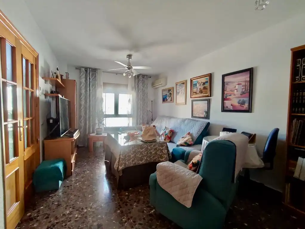 Sala d'estar de Casa adosada en venda en Vegas del Genil amb Aire condicionat, Moblat i Balcó