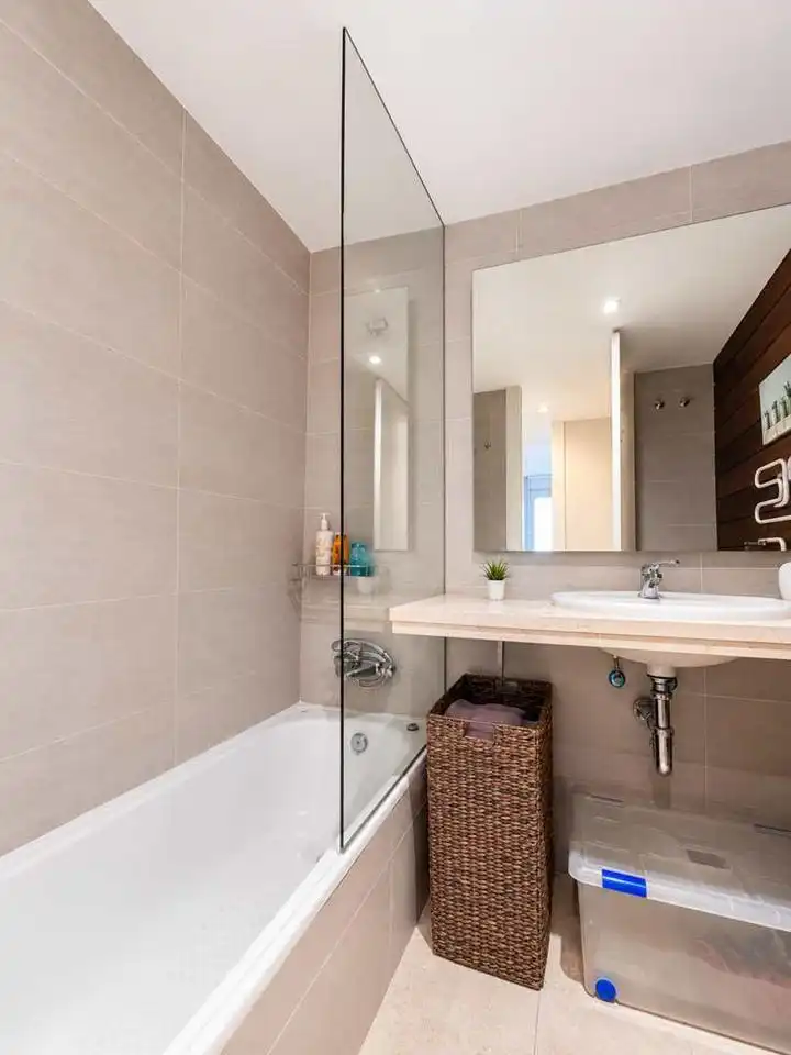 Badezimmer von Wohnungen zum Verkauf in Manilva mit Klimaanlage, Heizung und Terrasse