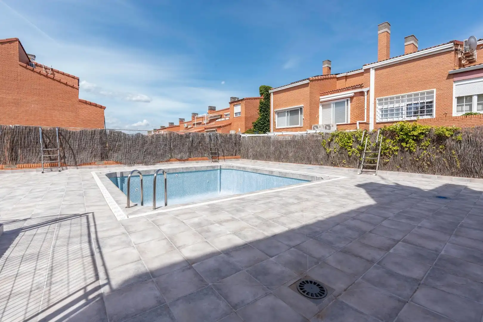 Piscina de Casa adosada en venda en Madrid amb Aire condicionat, Calefacció i Jardí privat