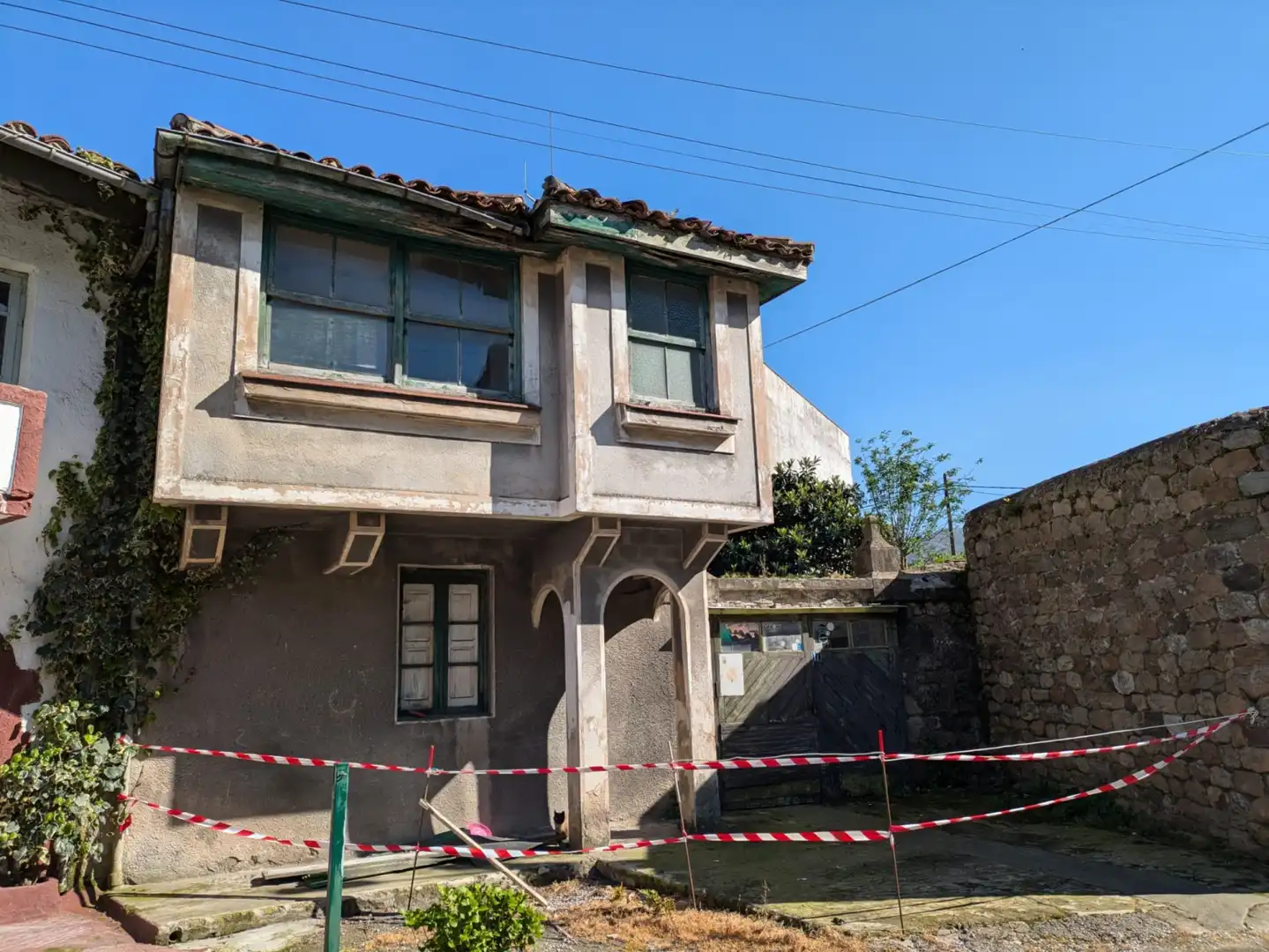 Außenansicht von Einfamilien-Reihenhaus zum Verkauf in Los Corrales de Buelna  mit Privatgarten