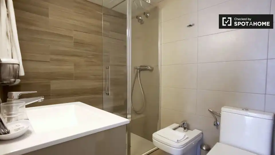 Baño de Estudio para compartir en Barcelona con Aire acondicionado y Terraza