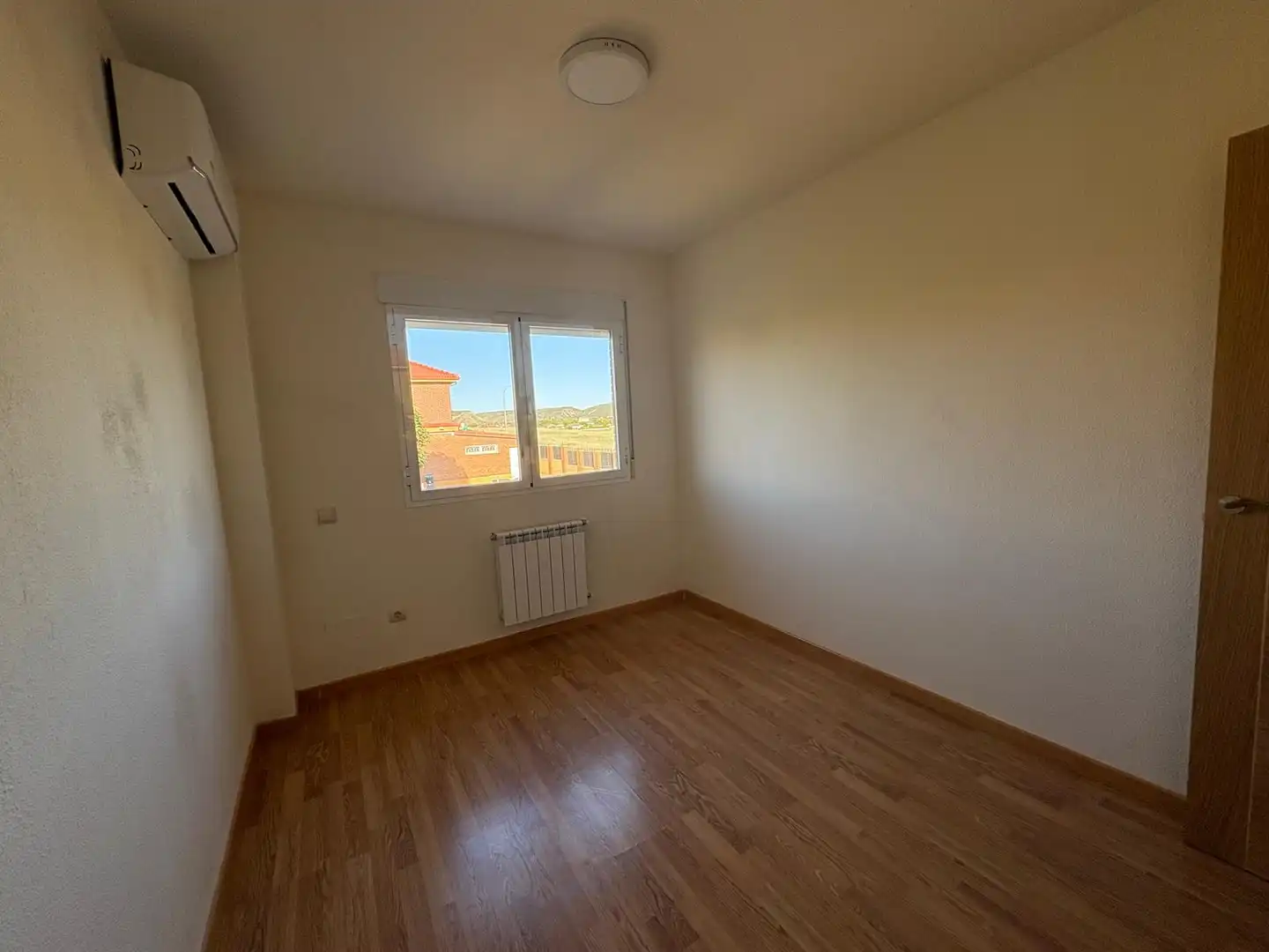 Dormitori de Casa o xalet en venda en Torres de la Alameda amb Aire condicionat, Calefacció i Jardí privat