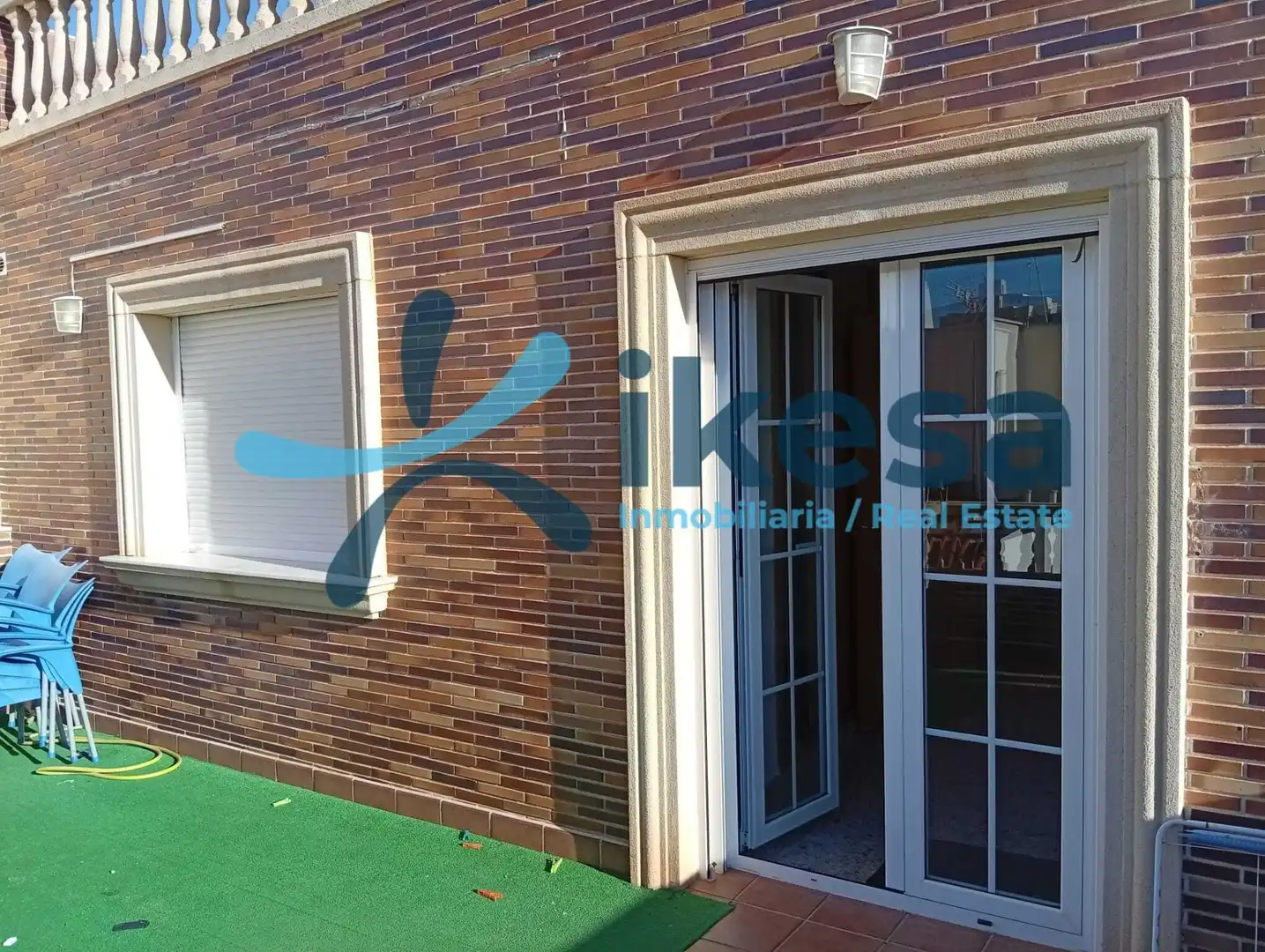 Vista exterior de Casa o xalet en venda en Almería amb Terrassa