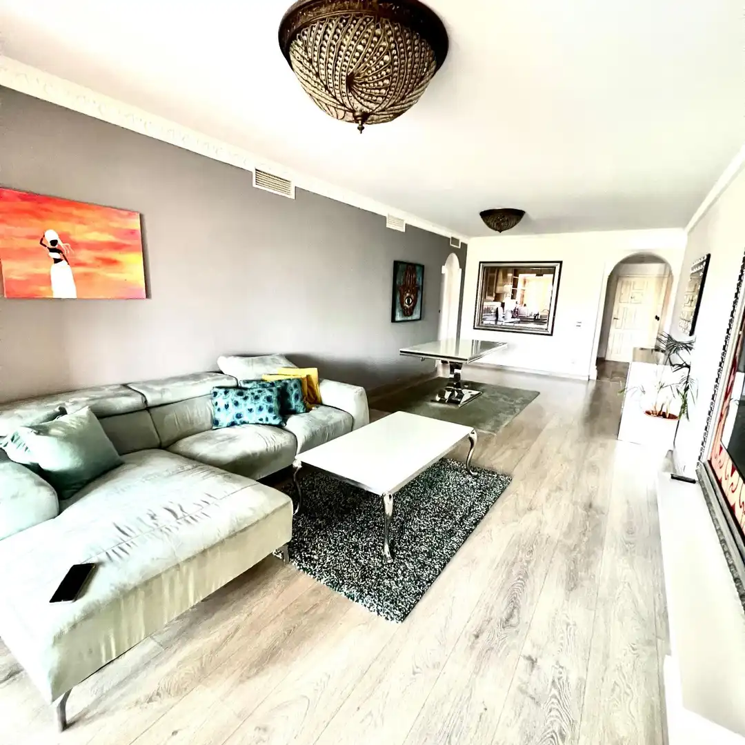 Wohnzimmer von Dachboden zur Miete in Estepona mit Klimaanlage, Terrasse und Schwimmbad