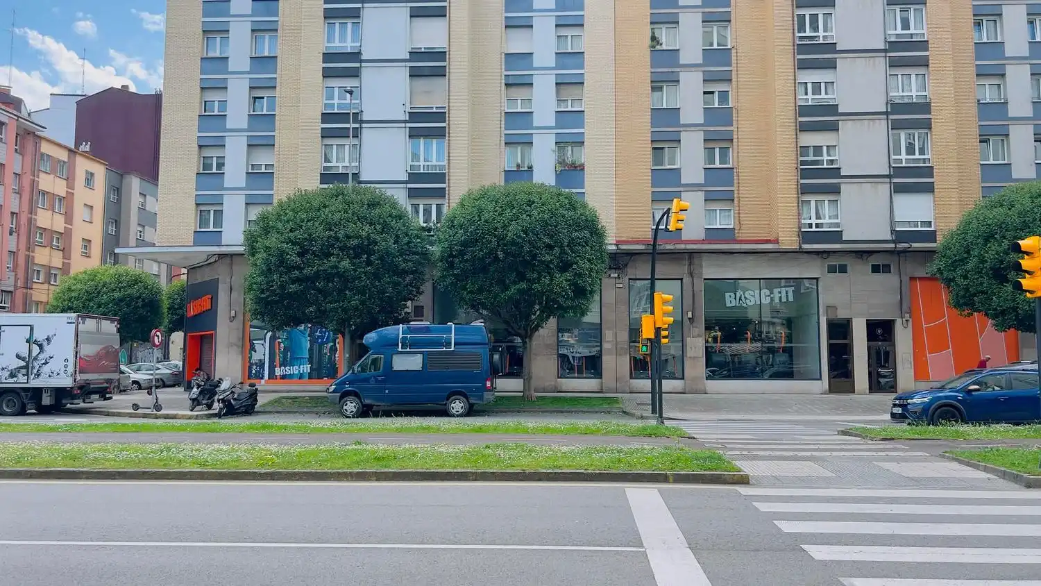 Vista exterior de Pis en venda en Gijón  amb Piscina