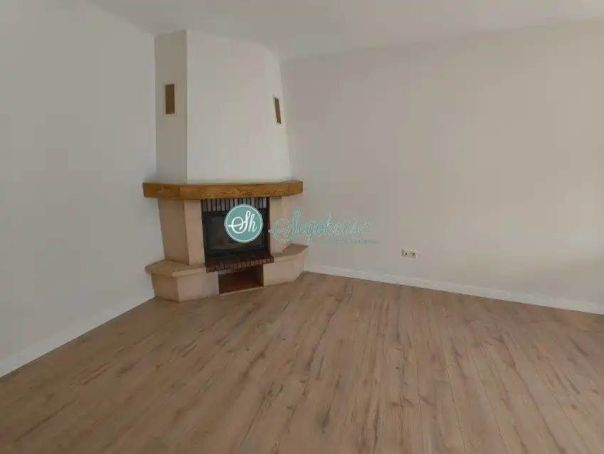 Sala d'estar de Pis en venda en La Lastrilla  amb Calefacció i Traster