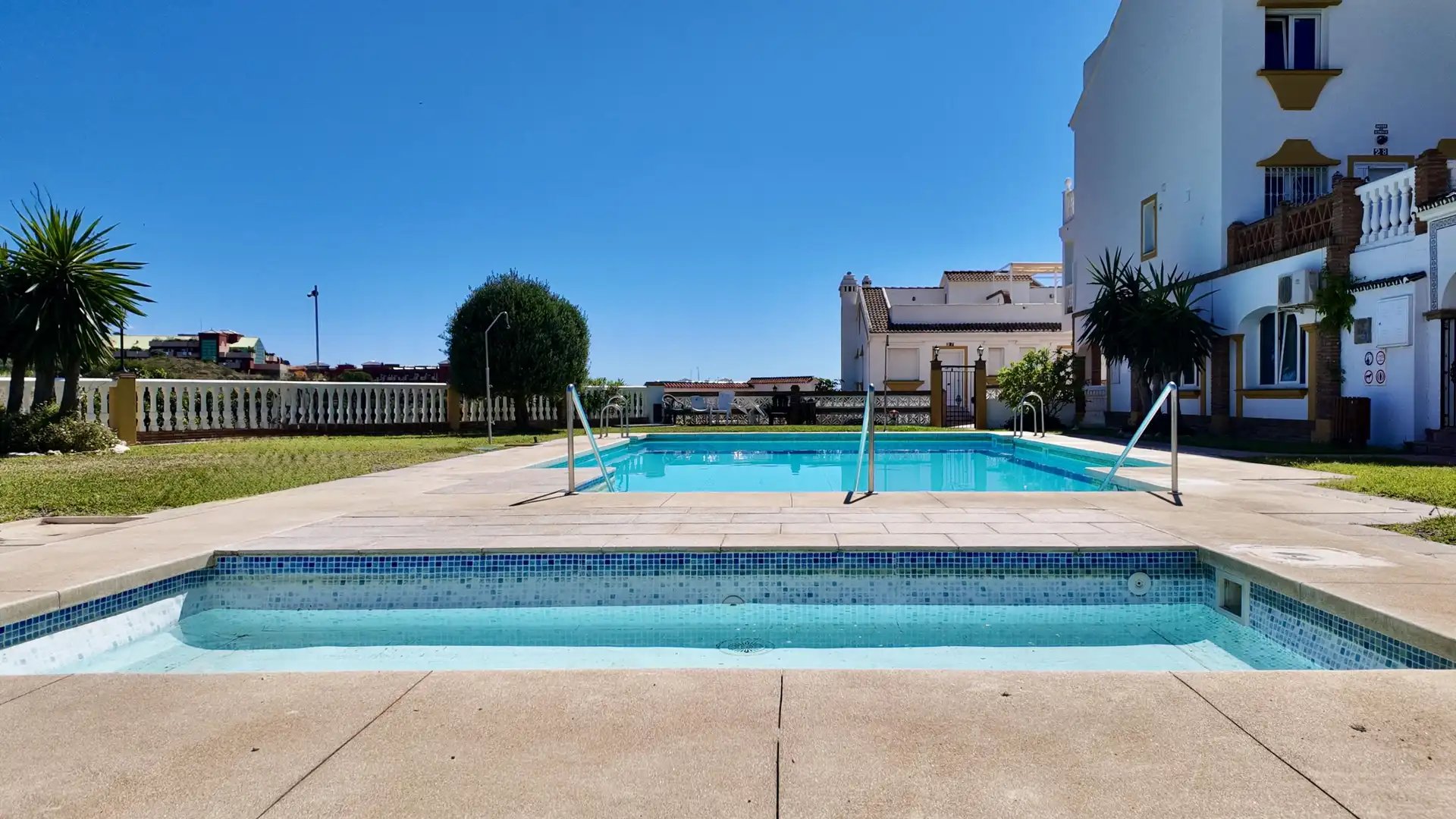 Piscina de Apartament en venda en Benalmádena amb Aire condicionat, Calefacció i Jardí privat