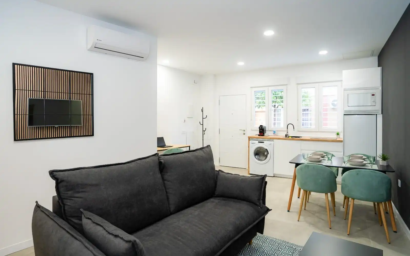 Living room of Flat for sale in Málaga  with Air Conditioner, Furnished and Community pool