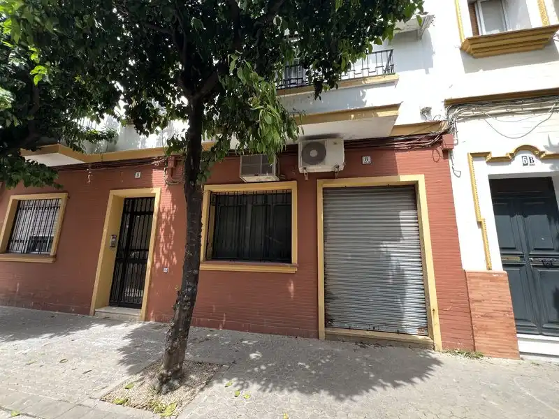 Vista exterior de Local en venta en Sevilla