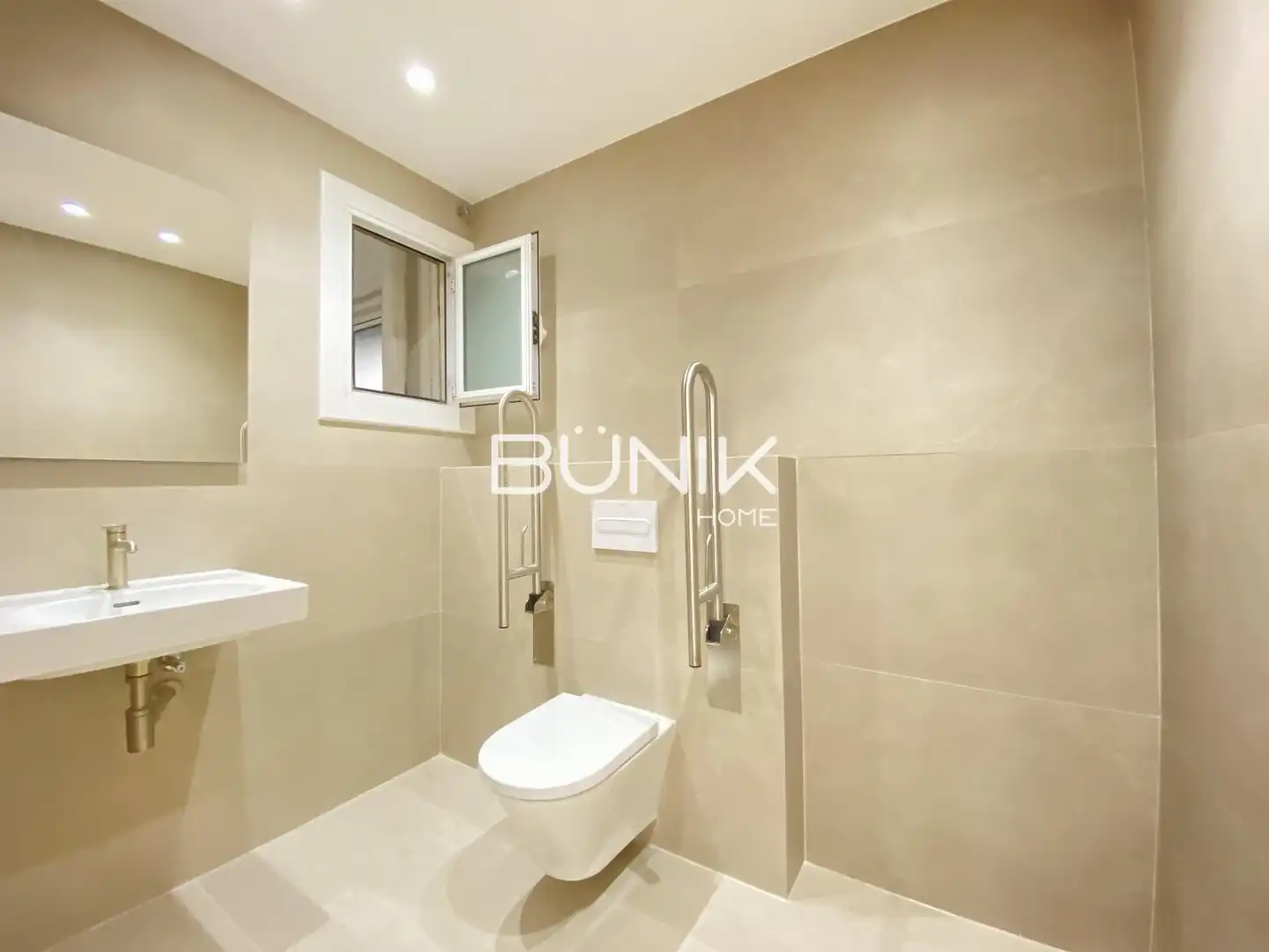 Bathroom of Office for rent in Barcelona  with Air Conditioner