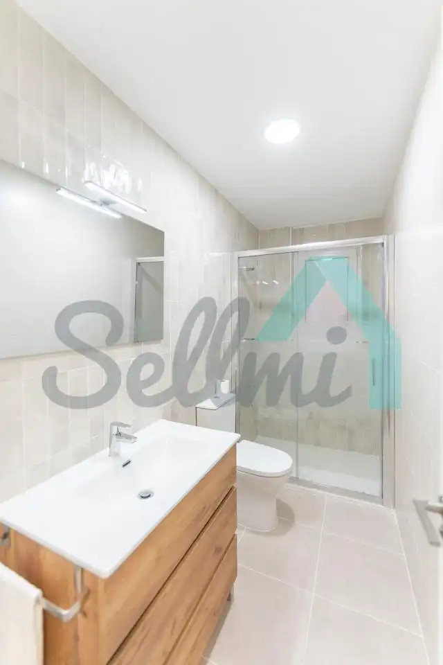 Badezimmer von Wohnung zur Miete in Oviedo  mit Heizung und Parkett