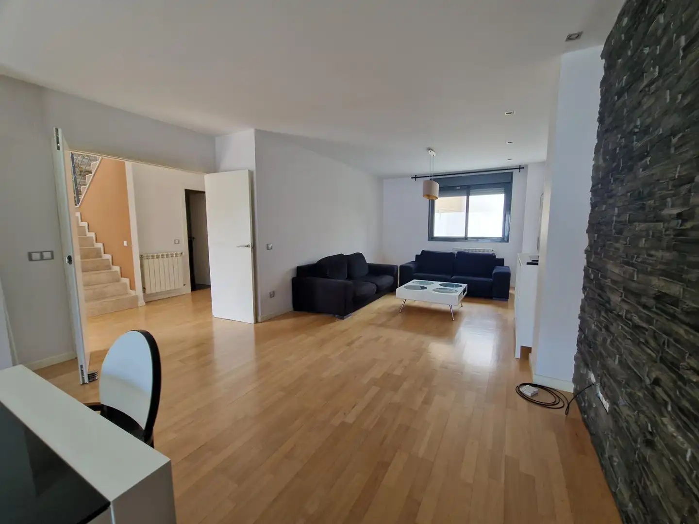 Wohnzimmer von Einfamilien-Reihenhaus zum Verkauf in La Pobla de Vallbona mit Klimaanlage, Heizung und Privatgarten
