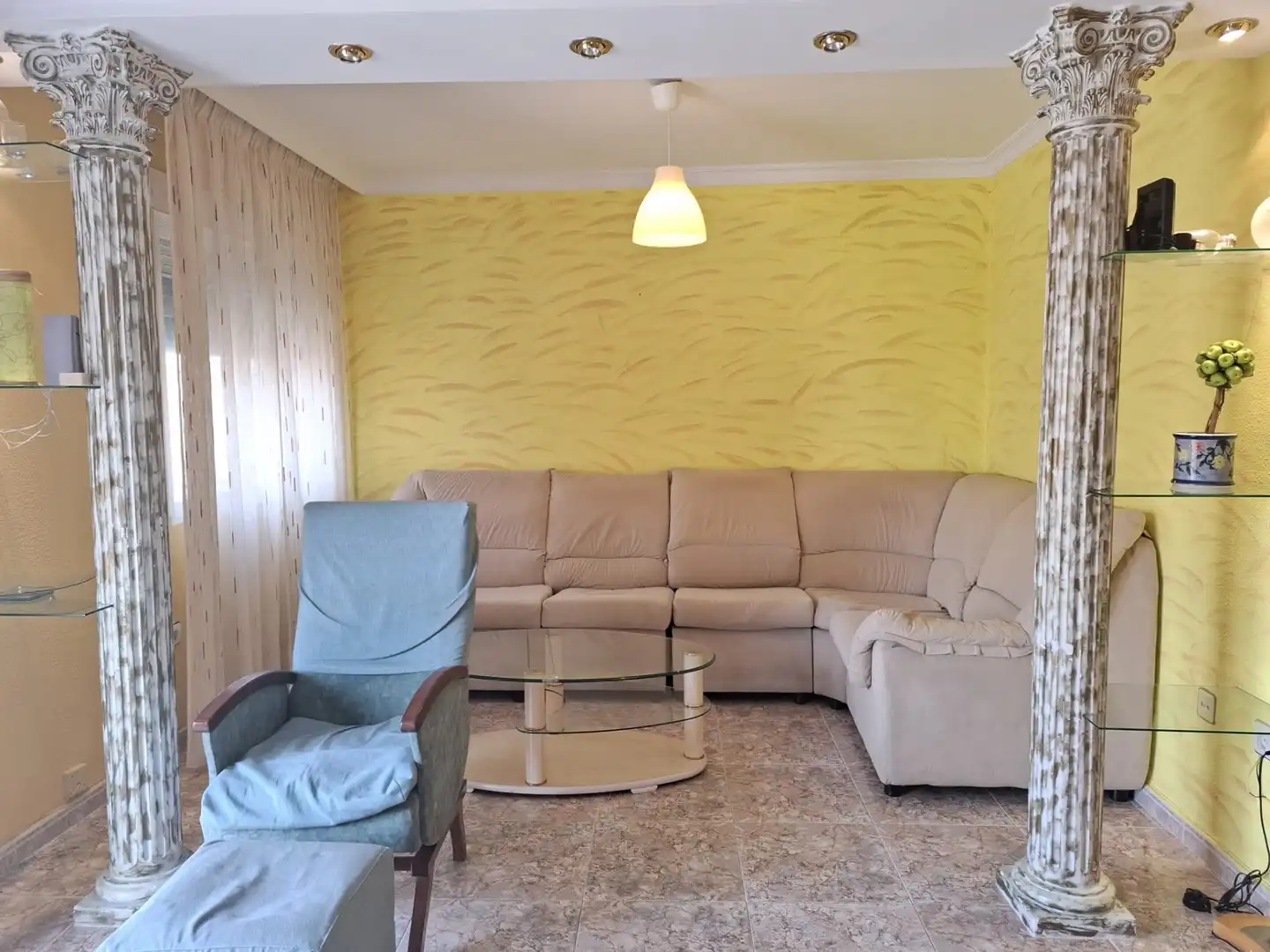Sala d'estar de Pis en venda en Torrenueva Costa amb Moblat i Balcó