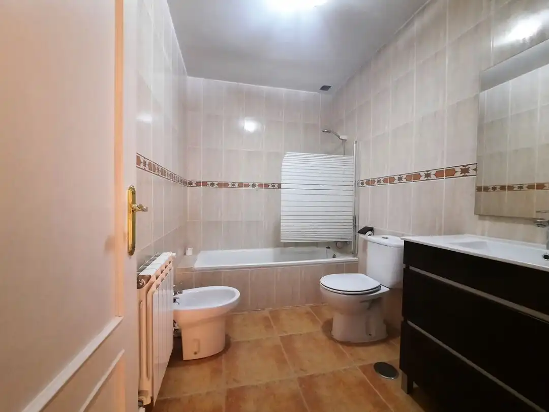 Badezimmer von Einfamilien-Reihenhaus zum Verkauf in Escalona mit Klimaanlage, Heizung und Terrasse
