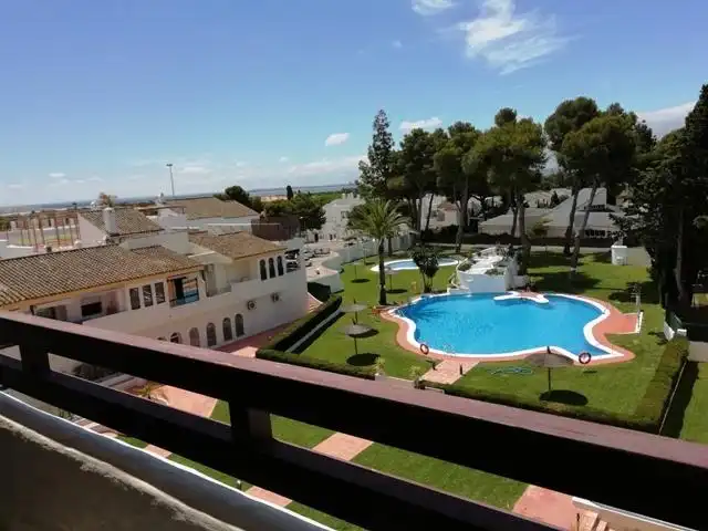 Vista exterior de Apartament en venda en El Puerto de Santa María amb Calefacció, Jardí privat i Piscina comunitària
