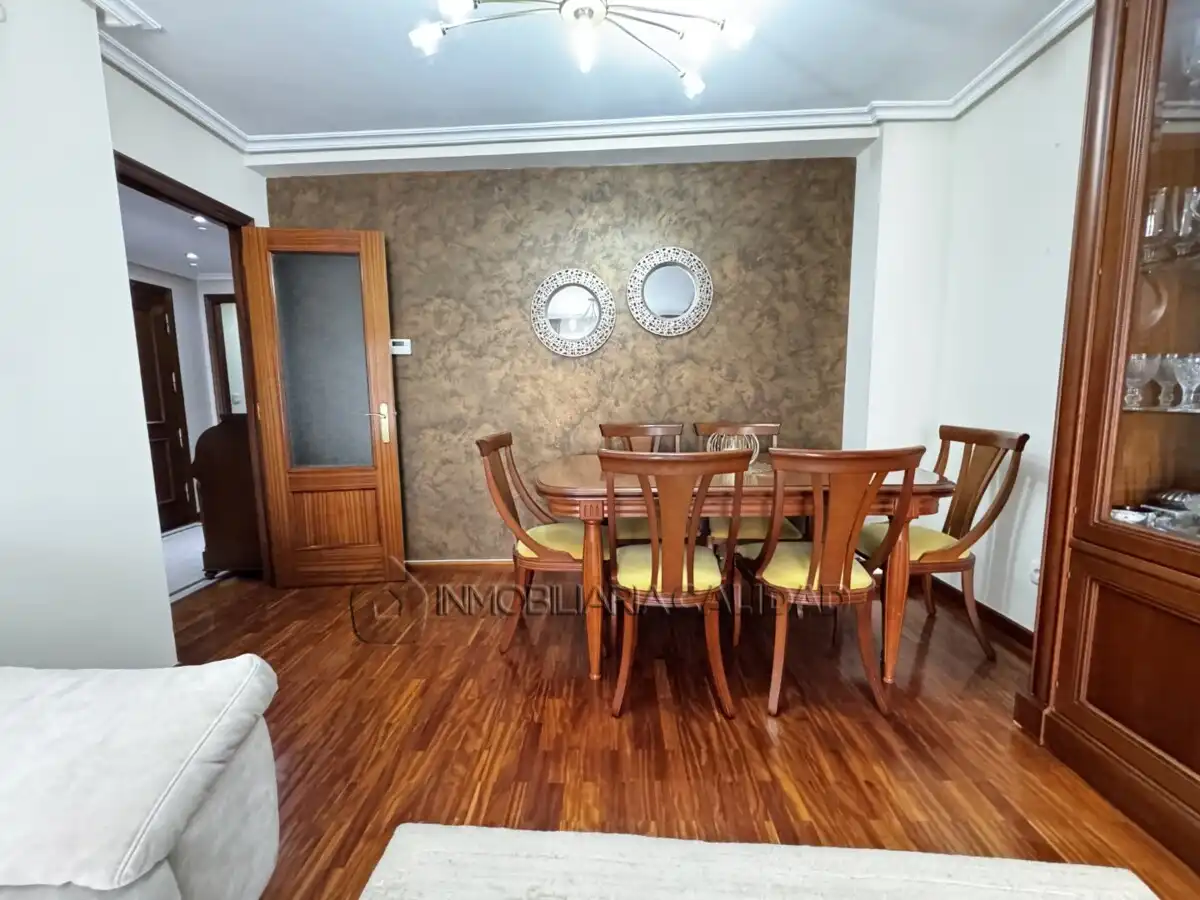 Comedor de Piso en venta en Burgos con Calefacción, Terraza y Trastero