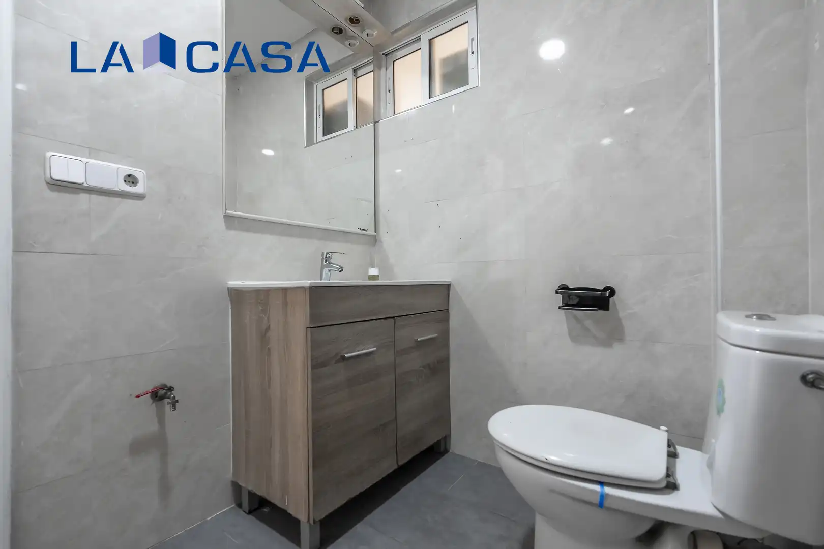 Bathroom of Flat for sale in Madrid