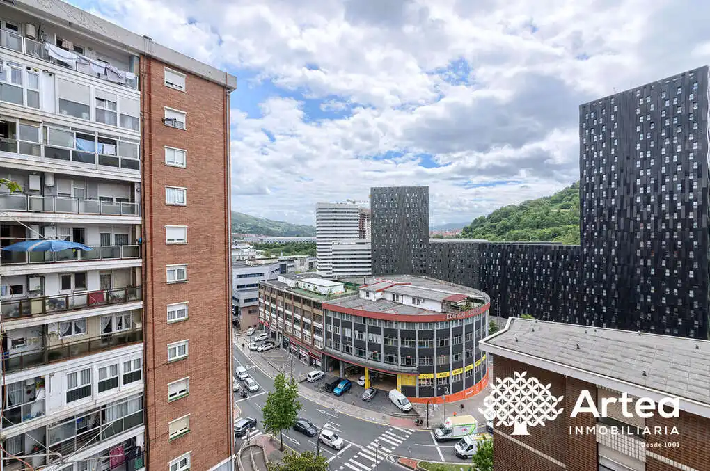 Vista exterior de Pis en venda en Bilbao  amb Calefacció, Jardí privat i Terrassa
