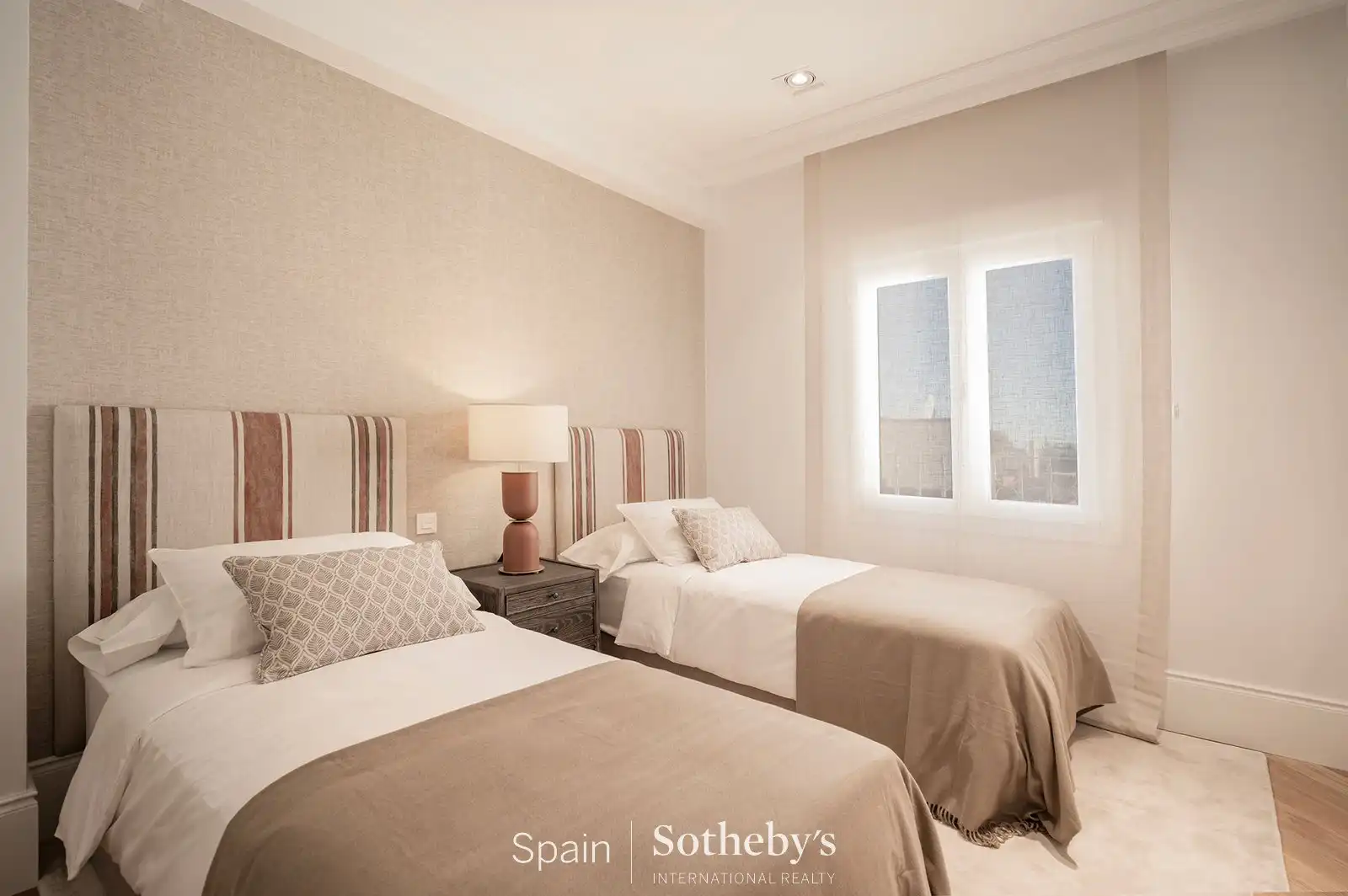 Dormitori de Apartament en venda en Madrid amb Aire condicionat, Calefacció i Terrassa