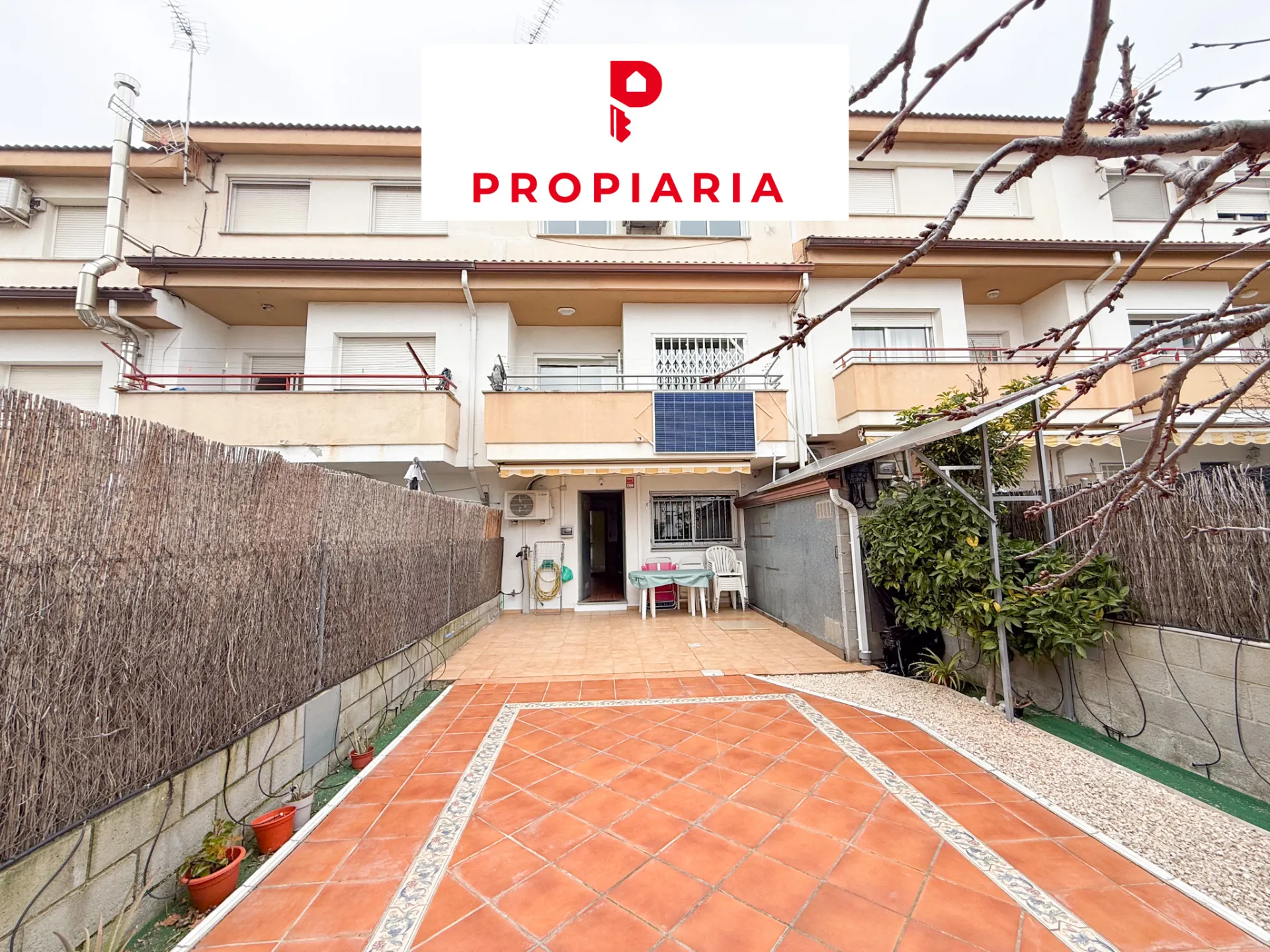 Vista exterior de Casa adosada en venda en Esparreguera amb Aire condicionat, Calefacció i Jardí privat