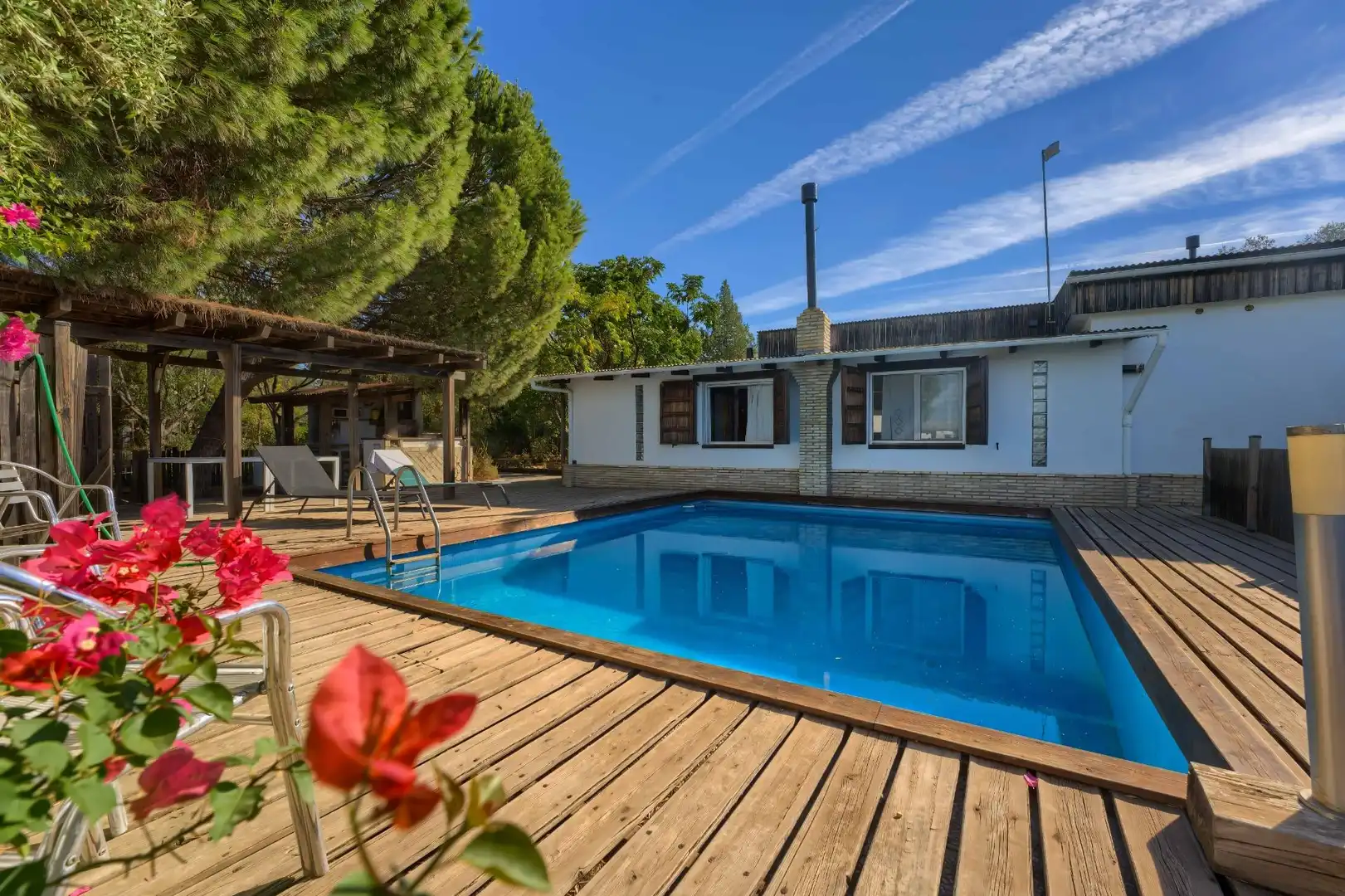 Piscina de Casa o chalet en venta en Sanlúcar la Mayor con Aire acondicionado, Jardín privado y Trastero