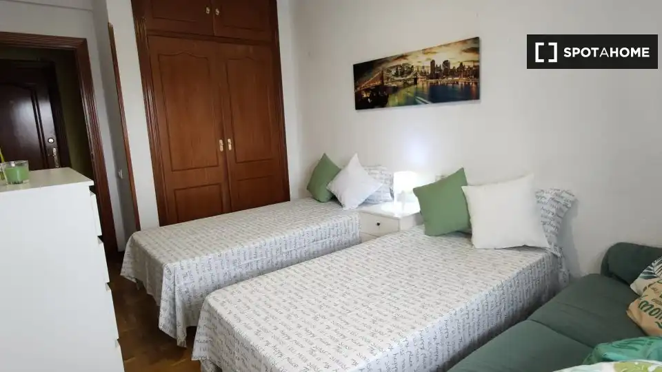 Habitación de Piso de alquiler en Alcalá de Henares con Aire acondicionado, Calefacción y Amueblado
