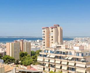 Vista exterior de Àtic en venda en Santa Pola amb Aire condicionat, Terrassa i Piscina