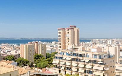 Vista exterior de Àtic en venda en Santa Pola amb Aire condicionat, Terrassa i Piscina