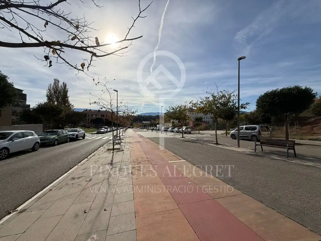 Local comercial en alquiler en Calle Acadèmia General Bàsica, imagen 2