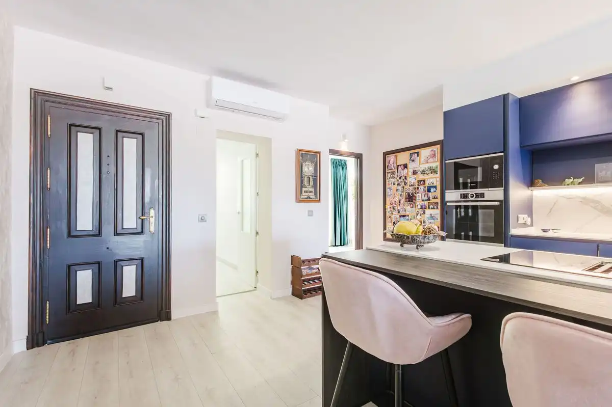 Küche von Wohnung zum Verkauf in Benahavís mit Klimaanlage, Heizung und Privatgarten