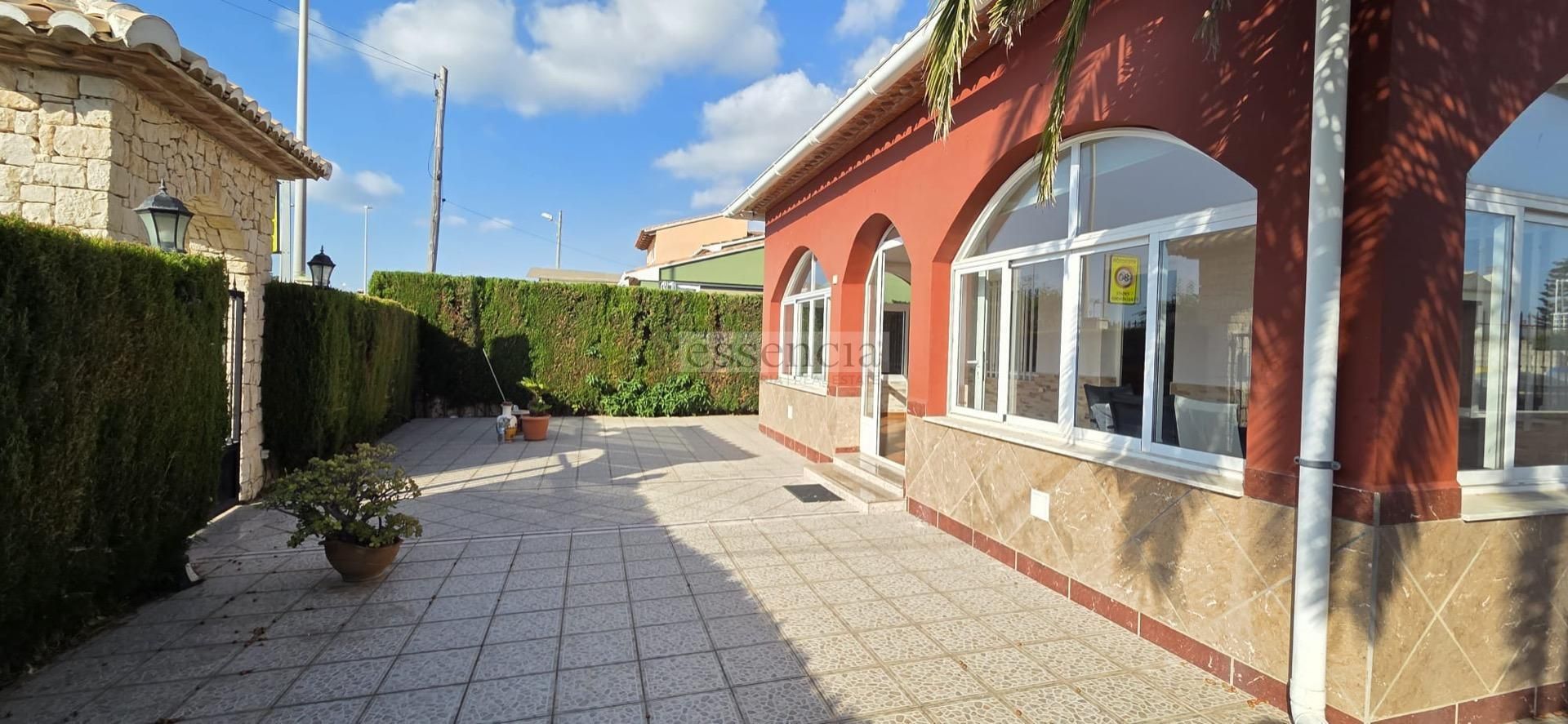 Vista exterior de Casa o xalet en venda en Oliva amb Aire condicionat, Jardí privat i Terrassa