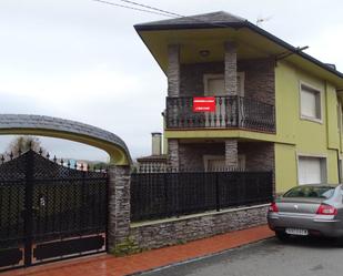 Vista exterior de Casa o xalet en venda en Boiro amb Calefacció, Parquet i Traster