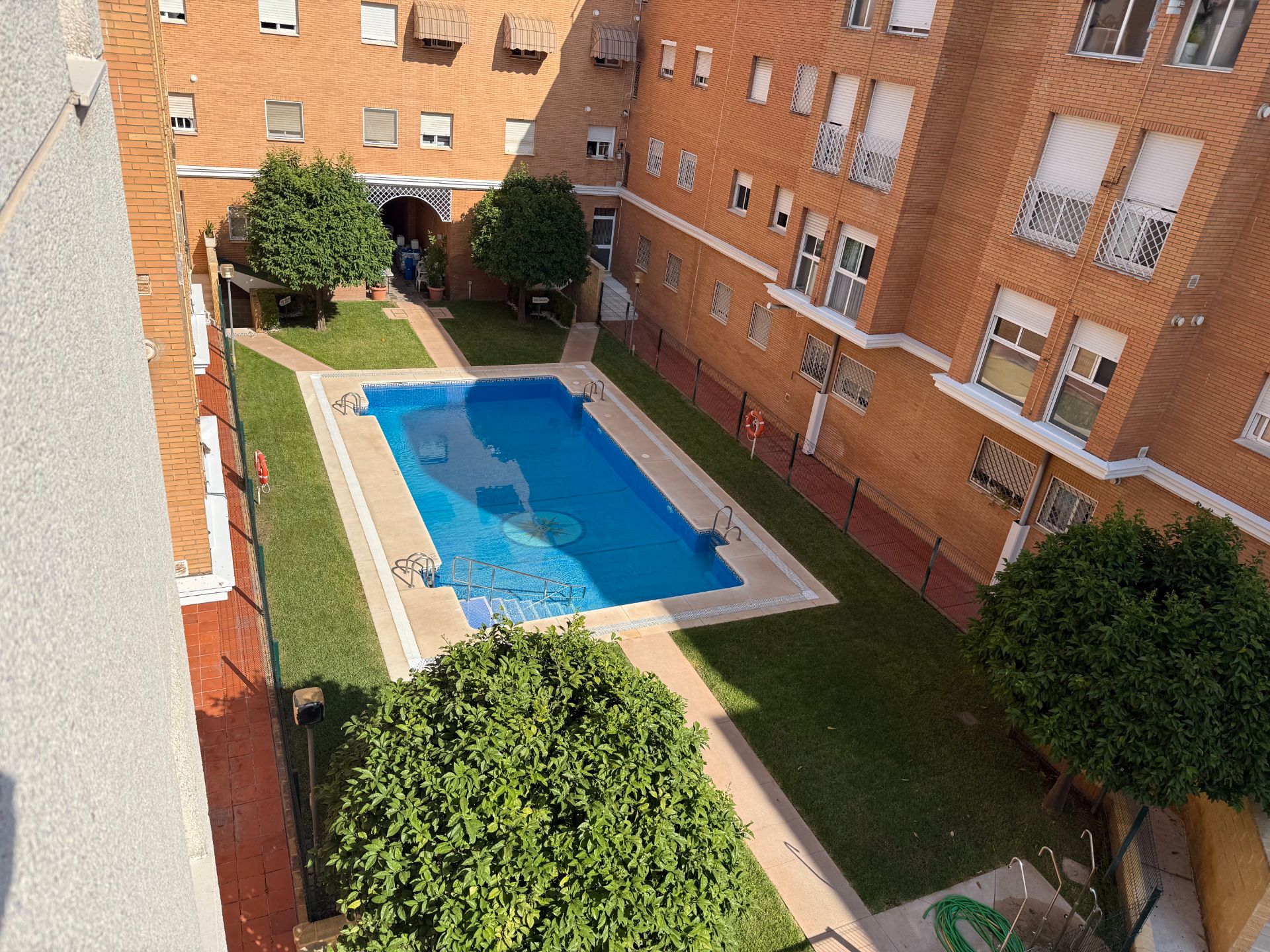 Swimming pool of Flat for sale in  Sevilla Capital  with Air Conditioner, Heating and Private garden