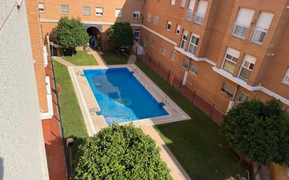 Swimming pool of Flat for sale in  Sevilla Capital  with Air Conditioner, Heating and Private garden