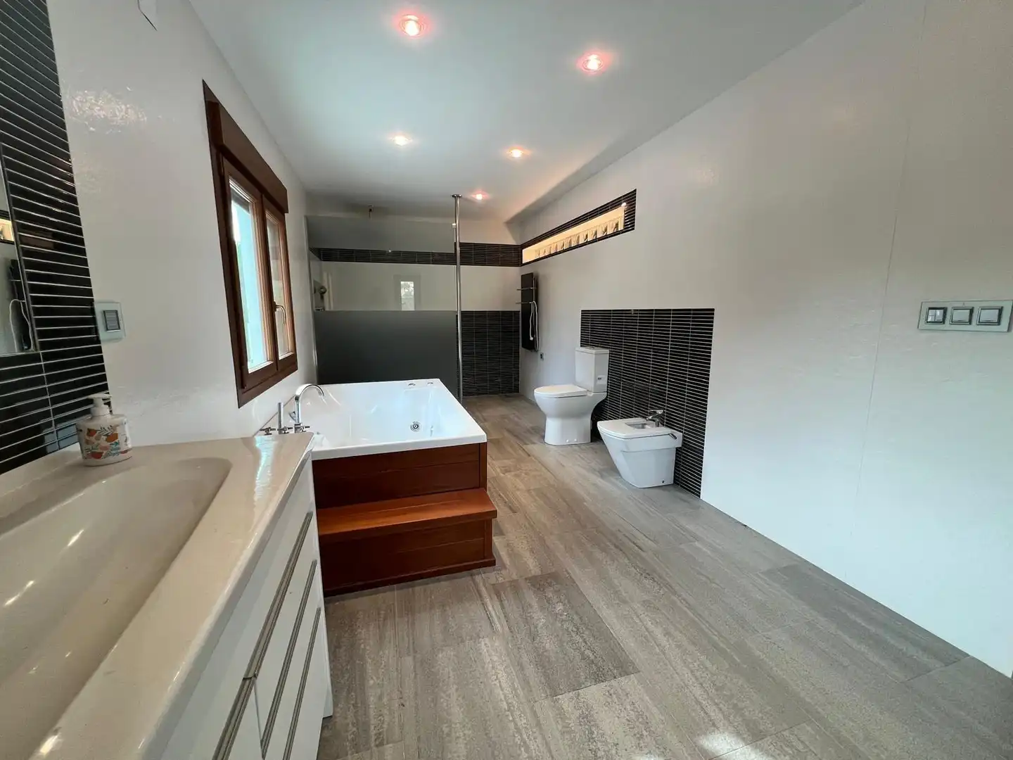 Bany de Casa o xalet en venda en La Nucia amb Jardí privat, Terrassa i Piscina