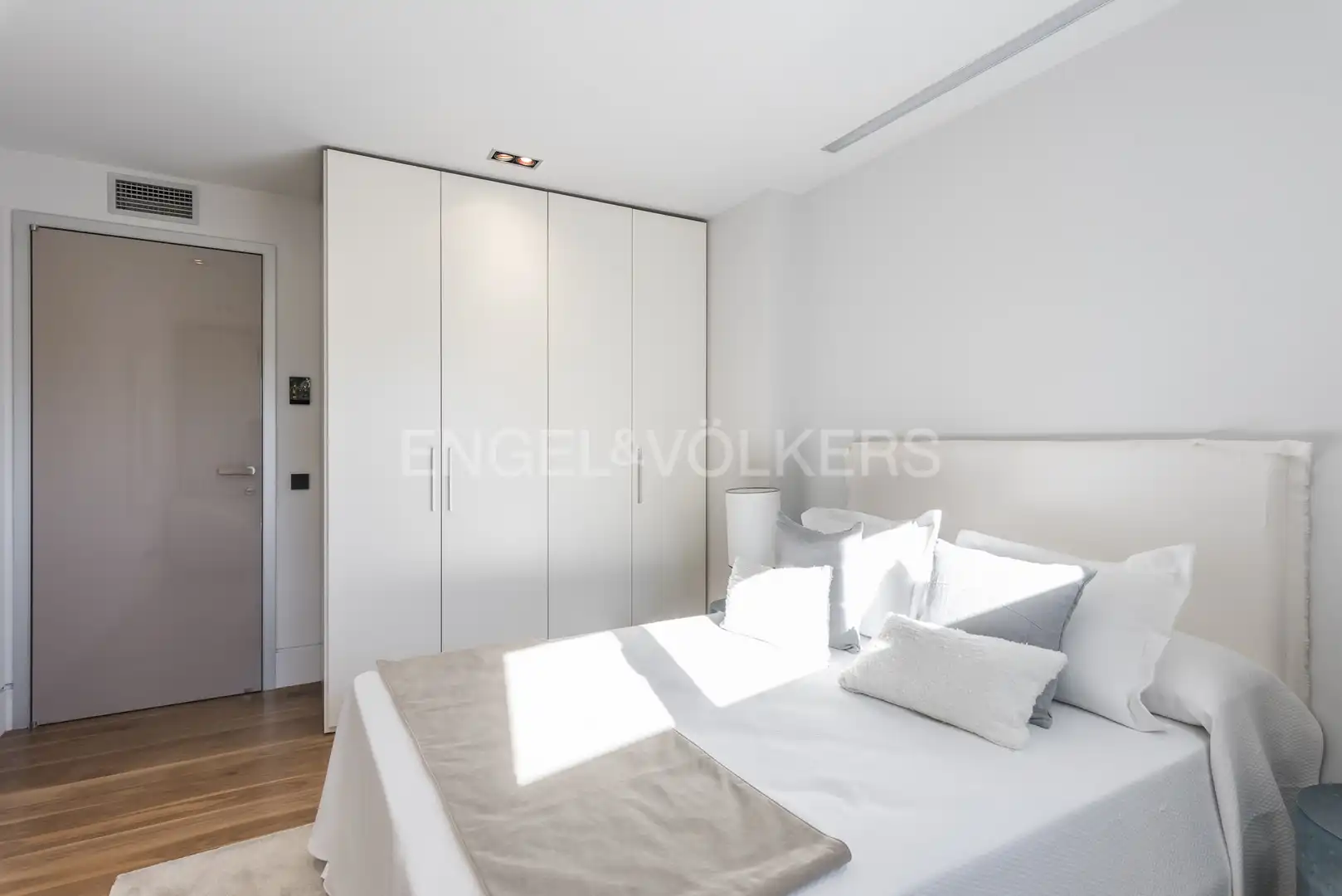 Dormitori de Apartament de lloguer en Madrid amb Aire condicionat, Calefacció i Terrassa